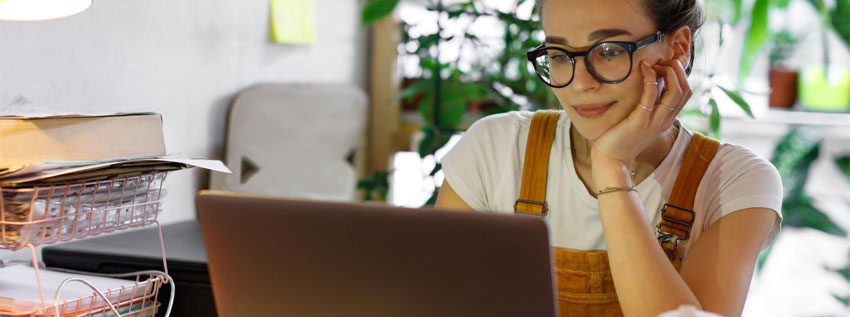 Woman budgeting on her laptop for the new year